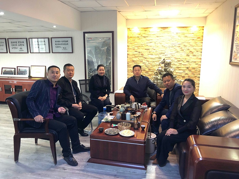 中億?？萍夹陆止境闪⒔遗苾x式合影