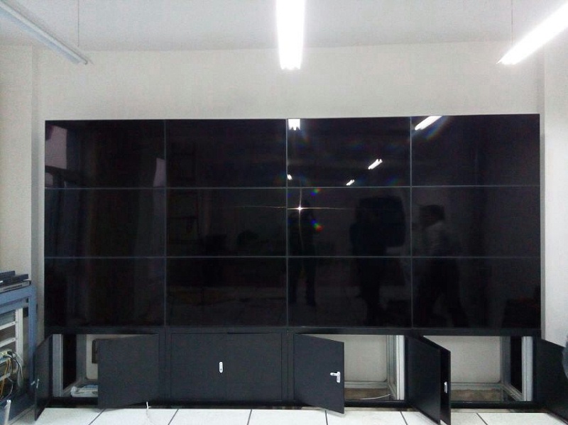 甘肅天?？h食品藥品監(jiān)督管理局46寸3X4現(xiàn)場安裝