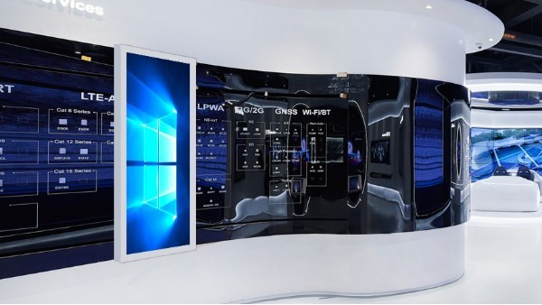 解析：滑軌屏在教育領(lǐng)域的實(shí)踐應(yīng)用與面臨的挑戰(zhàn)有哪些？